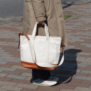 ベルトトート（小）は、手に持っちゃうのがおすすめ