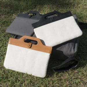 本革のアクセントがおしゃれなタブレットケース