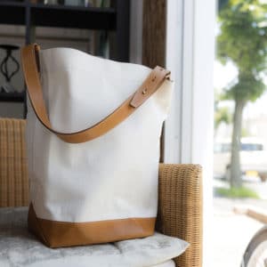 A4ファイルが入る縦長のワンハンドルトート