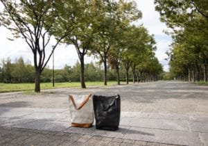 A4ファイルが入る縦長のワンハンドルトート