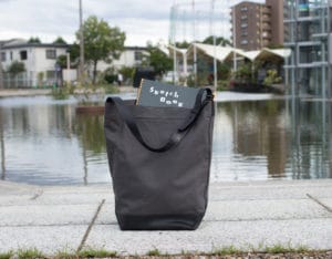 A4ファイルが入る縦長のワンハンドルトート