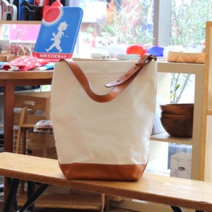 A4ファイルが入る縦長のワンハンドルトート