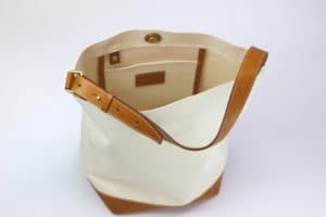 A4ファイルが入る縦長のワンハンドルトート