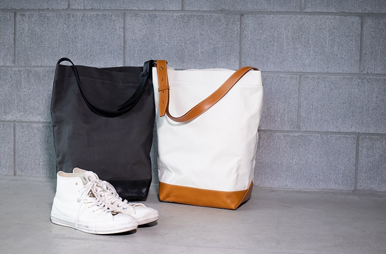 A4ファイルが入る縦長のワンハンドルトート